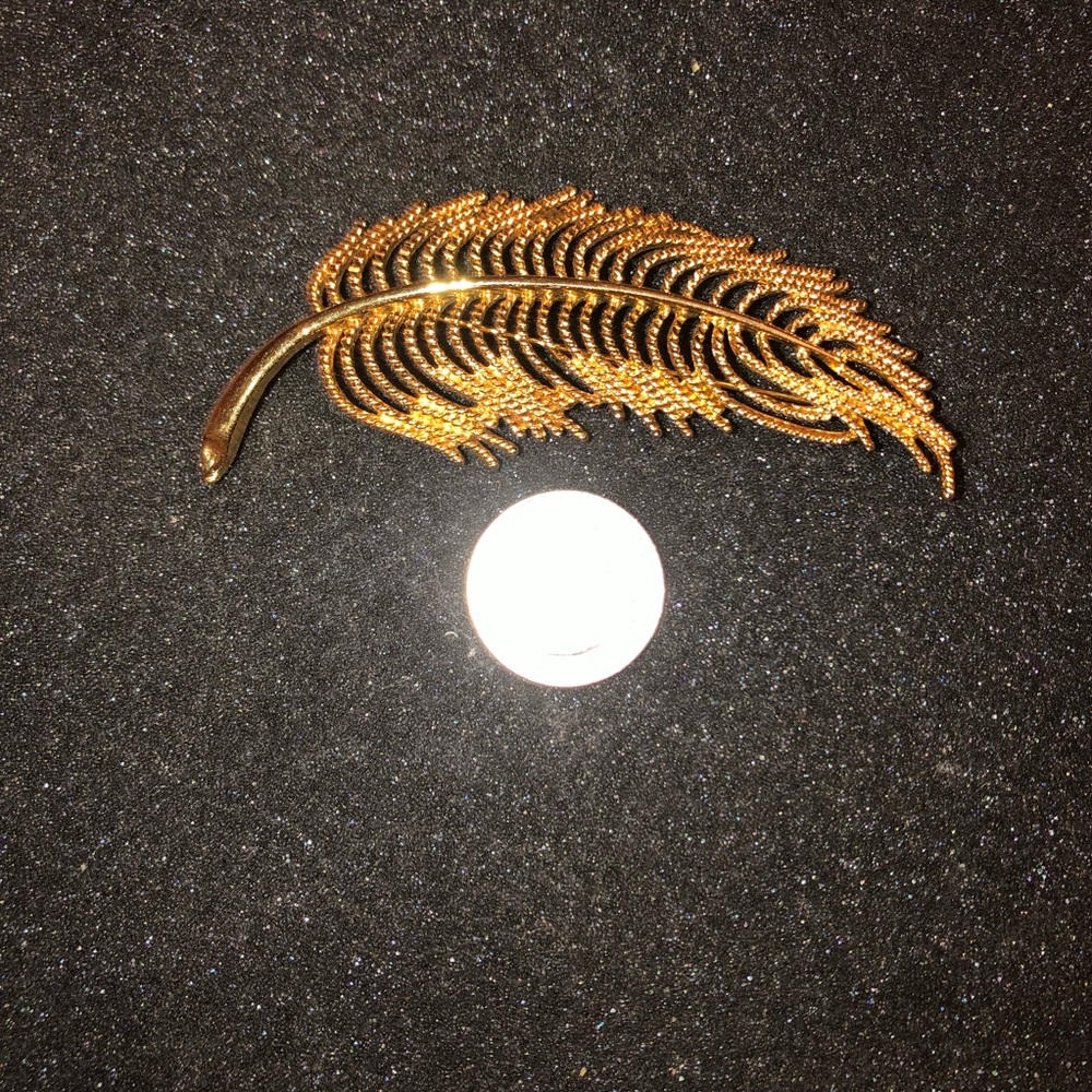 Vintage Estate signed Monet Brooch Pin MINT gold tone feather